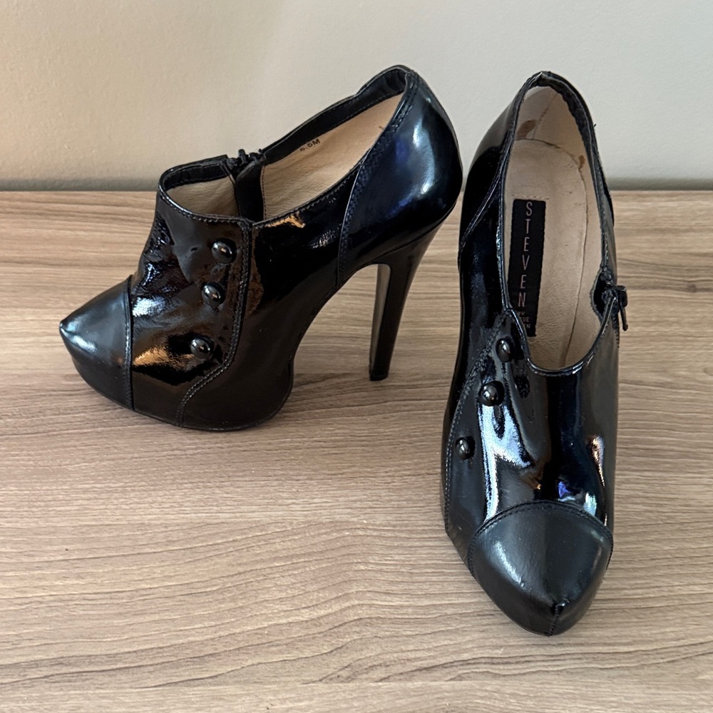 Steven by Steve Madden Glossy Black Tuxedo Platform Heels, size 5.5